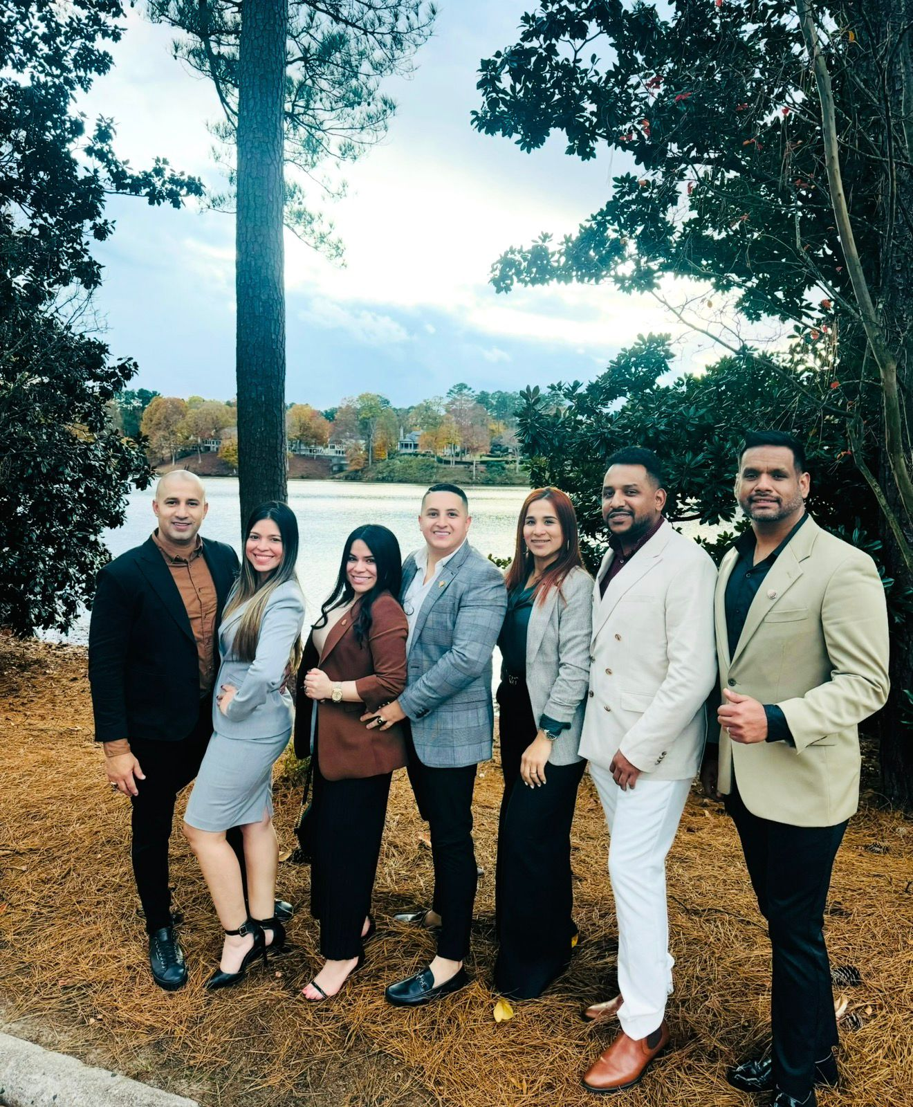 Equipo Giants Group reunido al aire libre junto a un lago